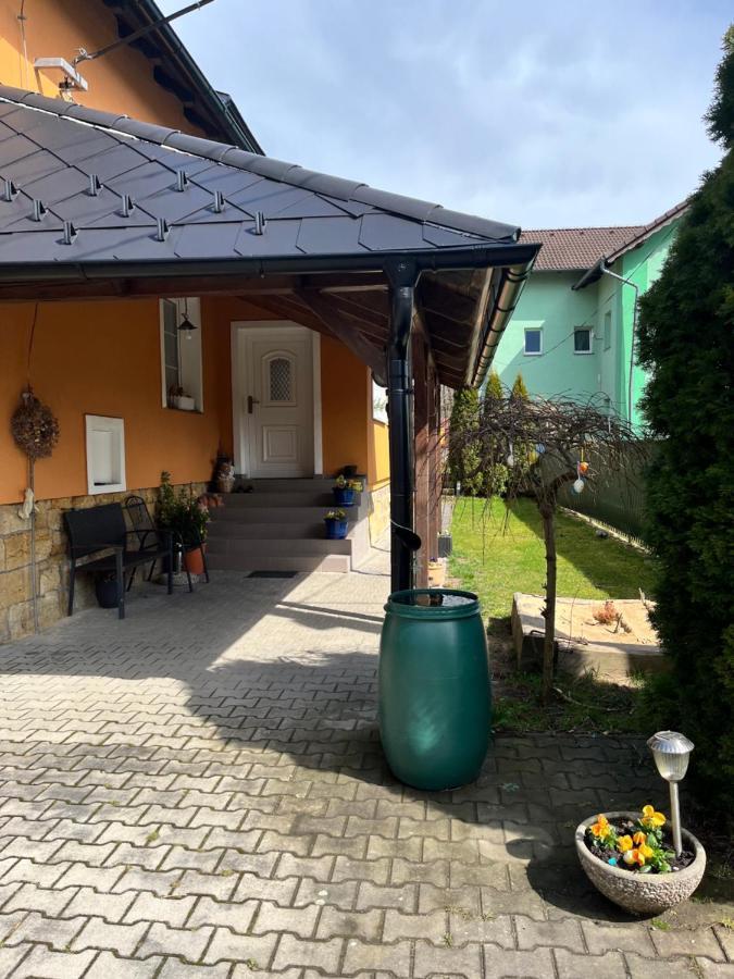 Cely Dum Flora V Ceskosaskem Svycarsku Apartment